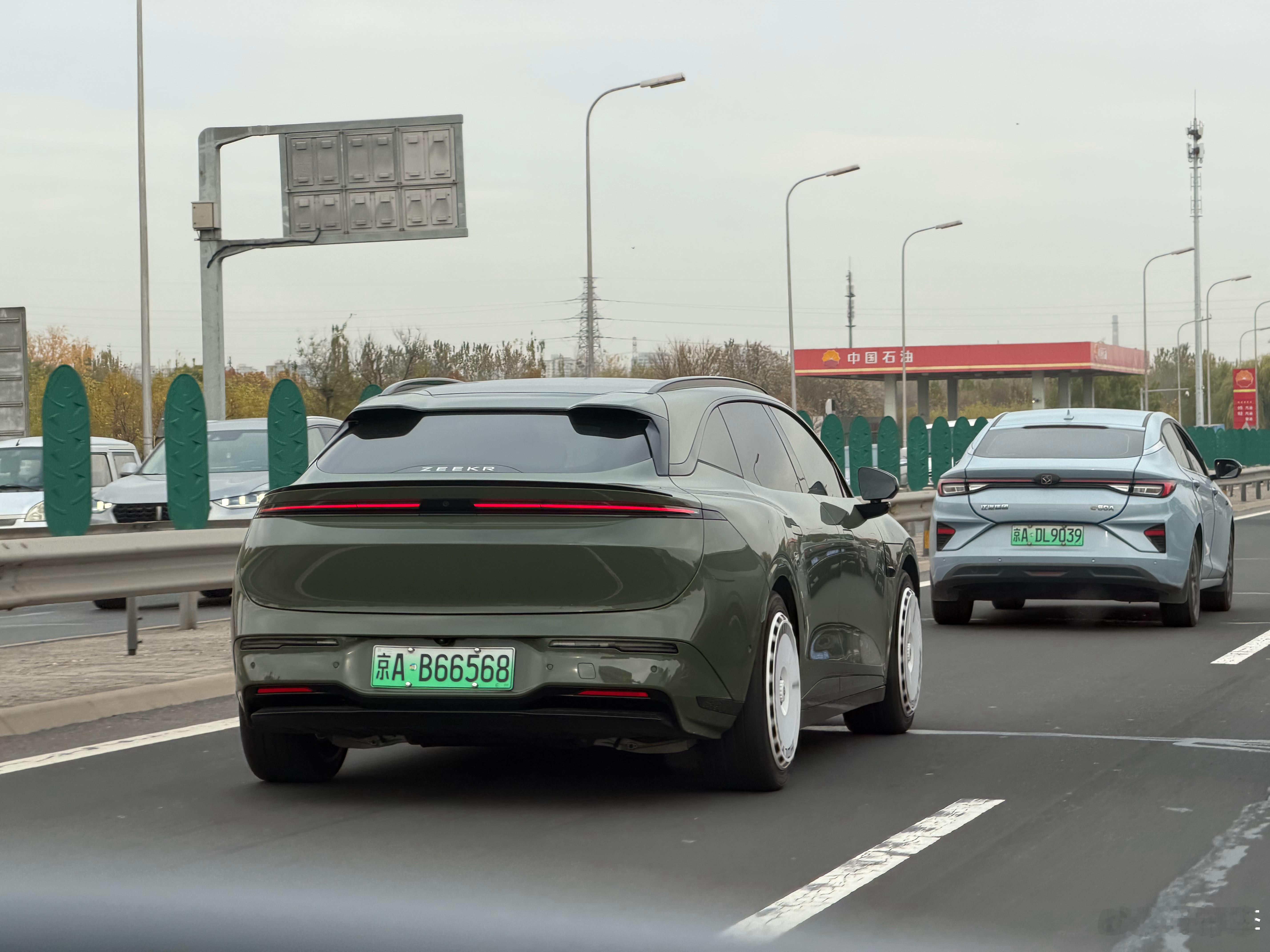 极氪 007GT，稍微改改帅的勒 