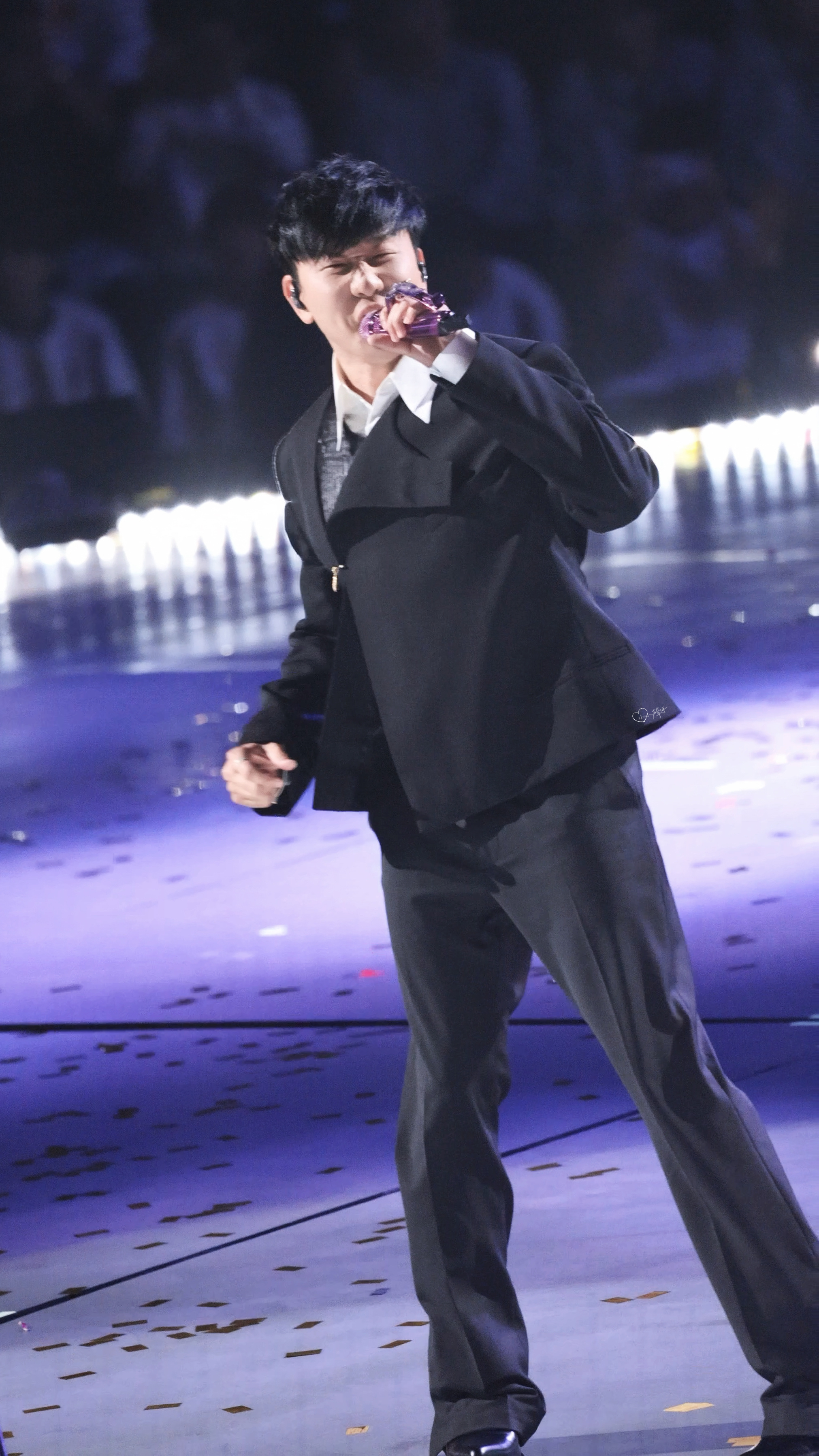 林俊杰[超话]  是你给我明日从此的坐标孤身到同行后再向前跑雕刻在时间纤维中的 