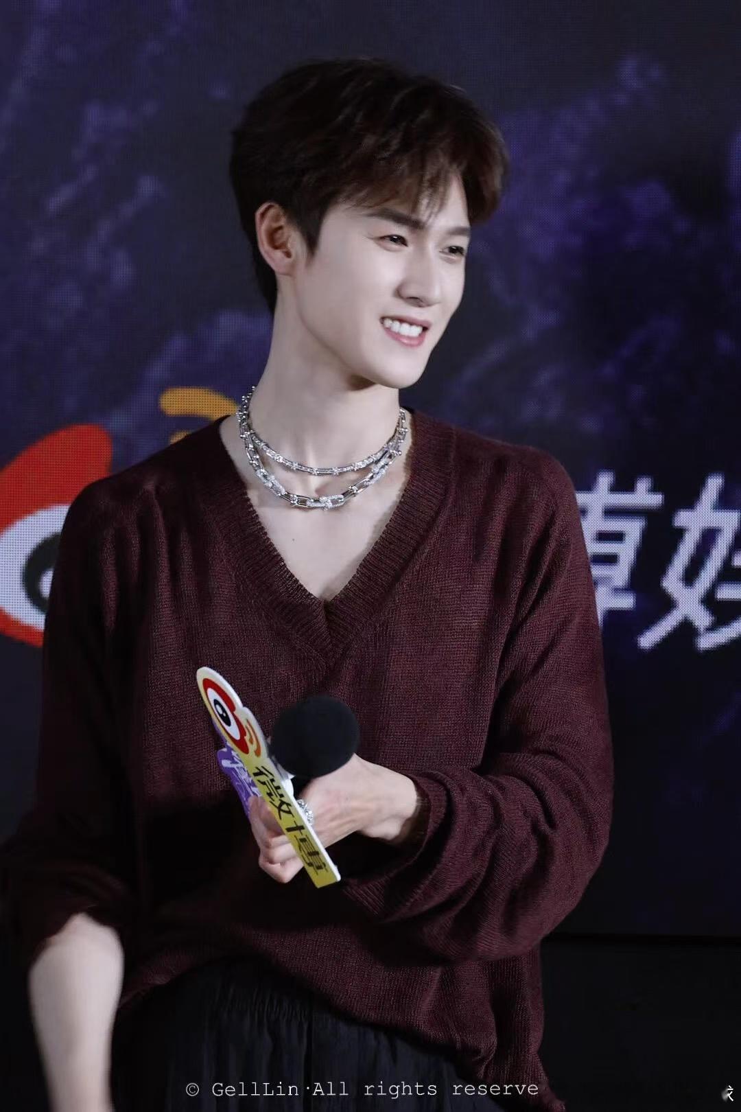 李昀锐这衣服谁选的李昀锐你穿薄纱是什么意思救命，李昀锐薄纱生图也太能打了——肩颈