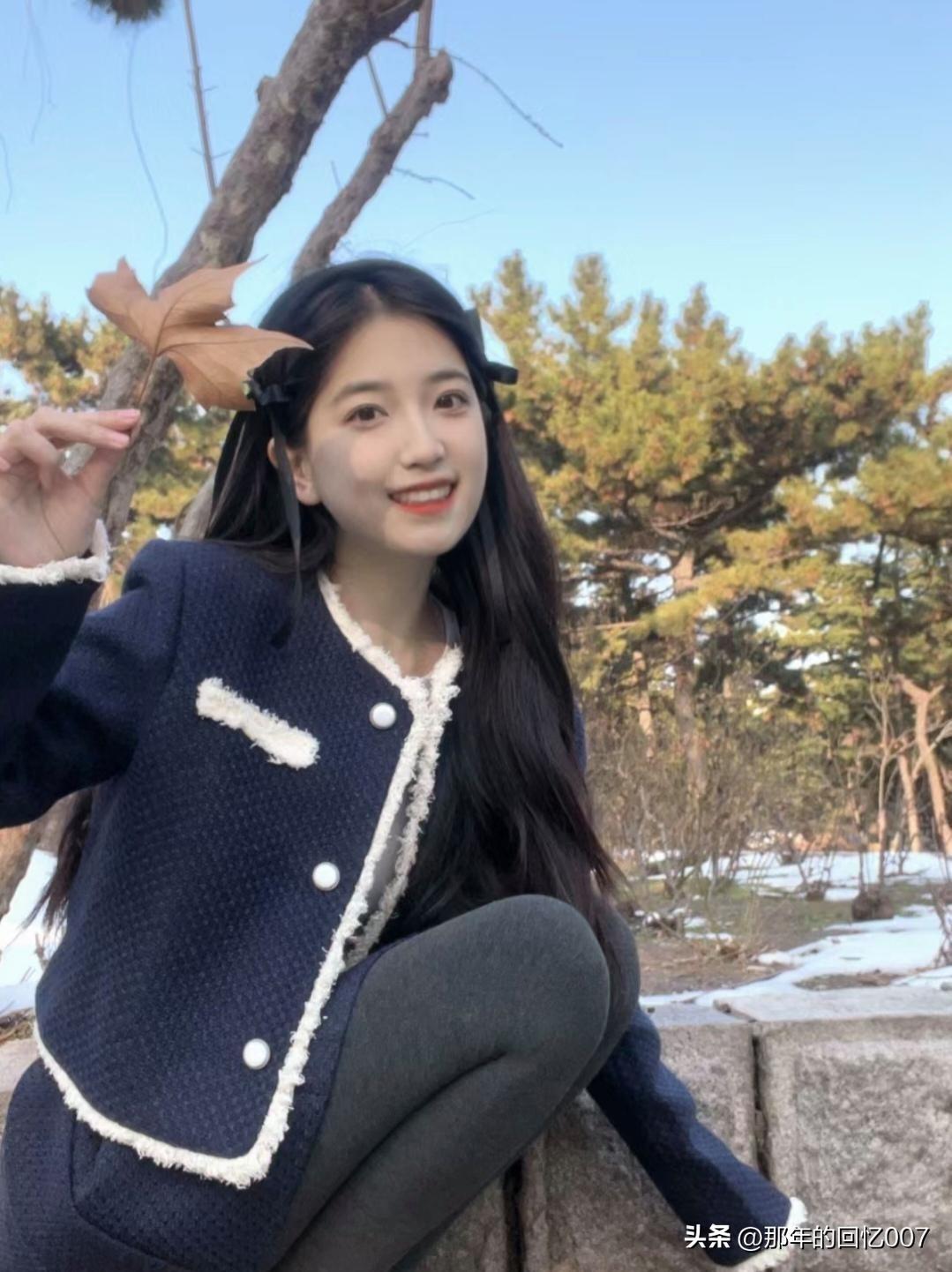 冬日暖阳下，少女与秋叶的邂逅，简直浪漫到骨子里。
在多数城市被寒冷笼罩时，厦门却