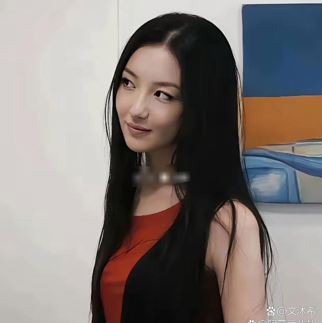 李‏嫣这﻿﻿姑娘，真⁠是越长越顺眼了，小时‎候看着‎像王菲，现在⁠瞅着是真漂﻿‎
