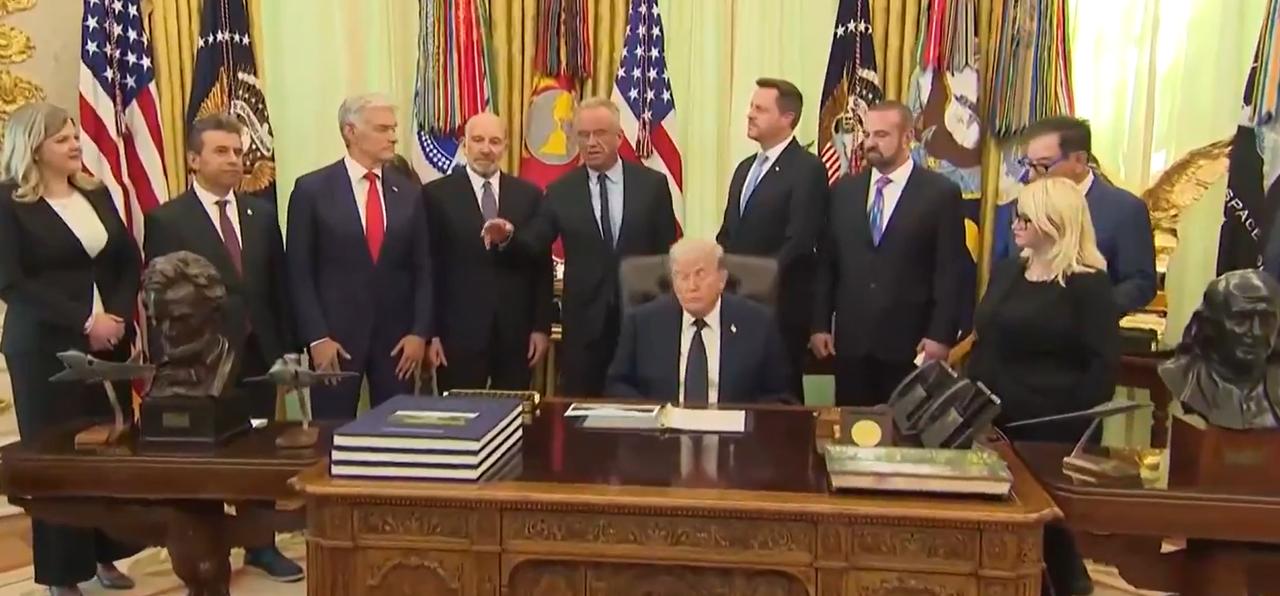 我是万万没想到，这两天美国因为一道初中九年义务的数学题吵得天翻地覆的。
小罗伯特