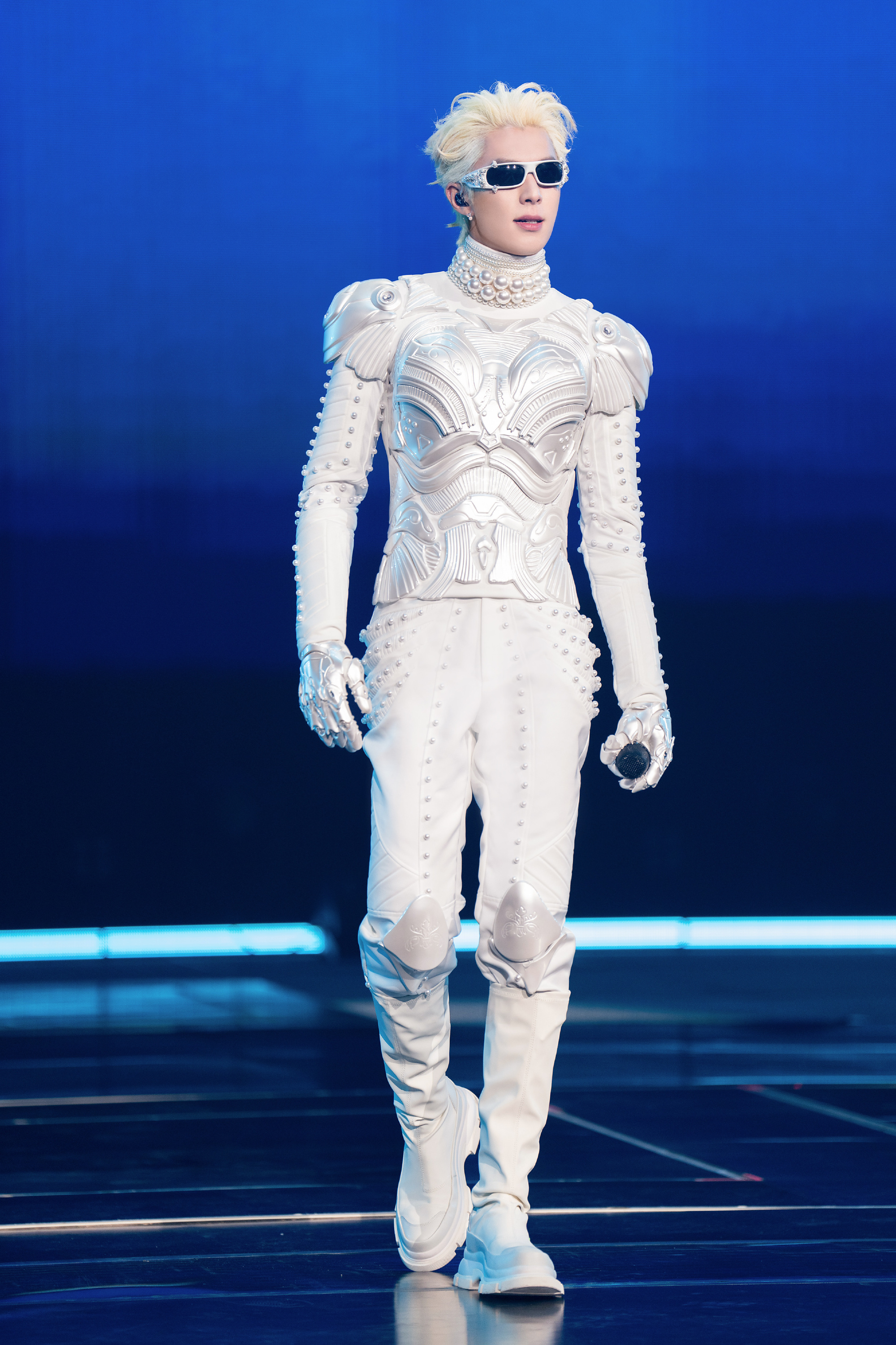 疑似王鹤棣网传女友去了演唱会是台上的王鹤棣不够帅吗？怎么还盯着台下的素人观众？？