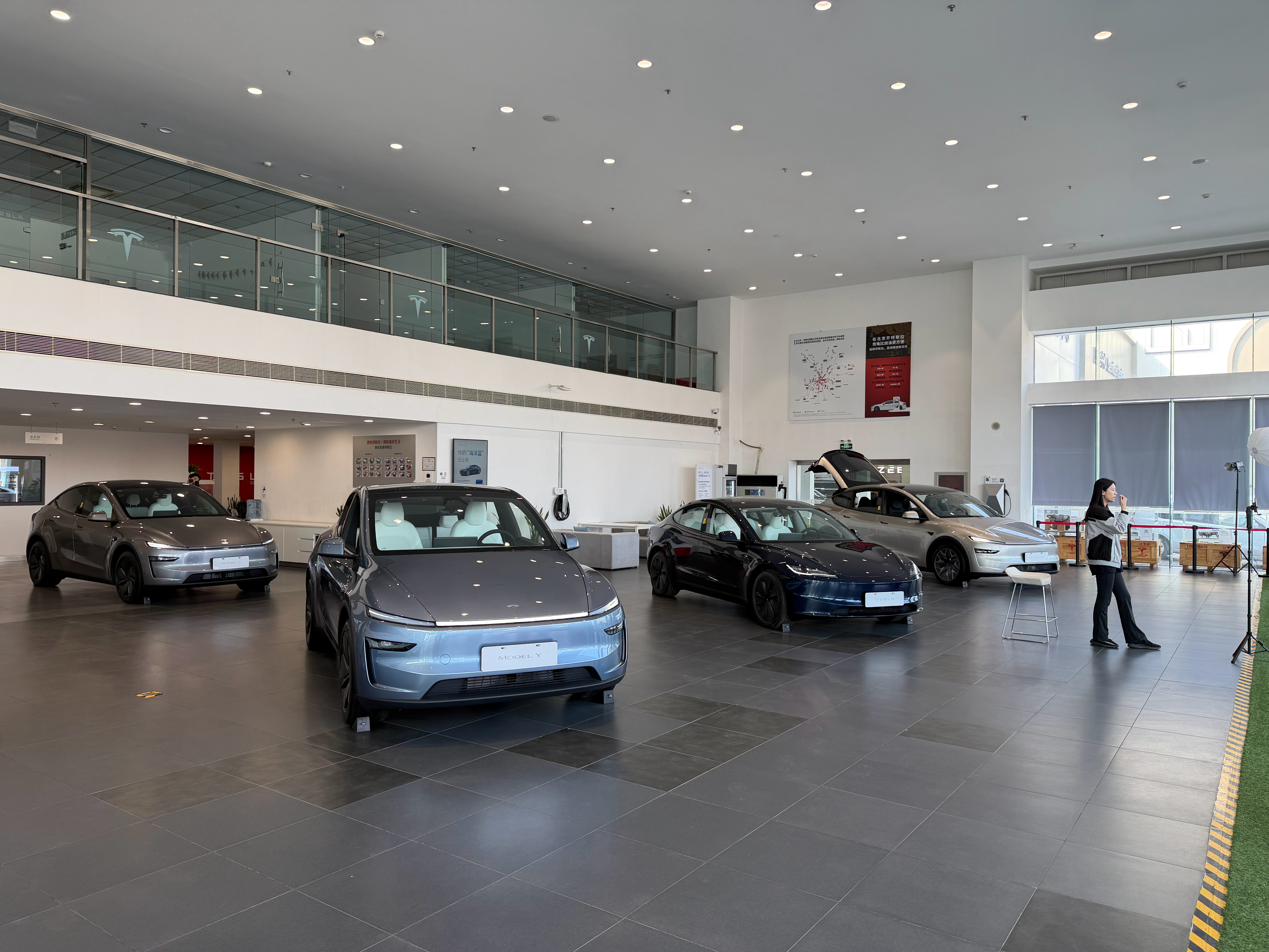 早起的孩子有车修….早上店里都是直播小姐姐特斯拉