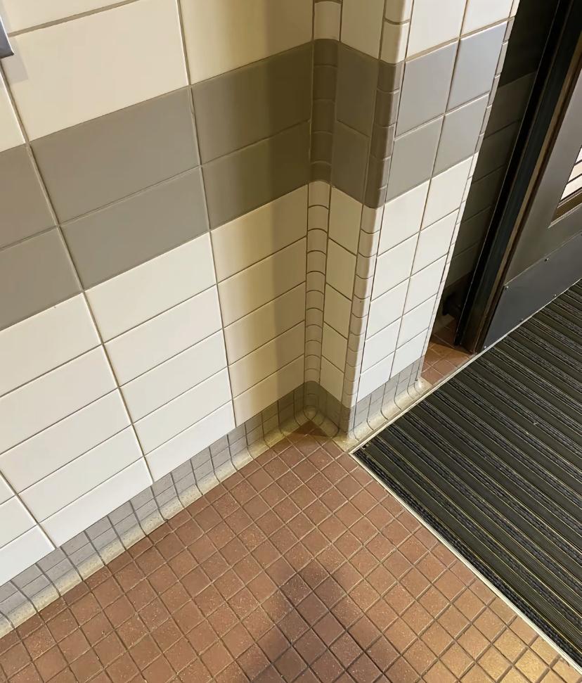 上海迪士尼卫生间的瓷砖贴的挺有意思，竟然在拐角的地方都做了圆弧！

上海迪士尼因