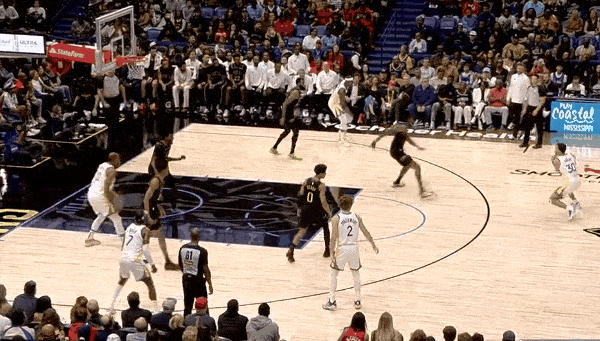 果然！爆了两场的库里今天铁了！
在今天NAB常规赛勇士对阵鹈鹕的第二节比赛中，库