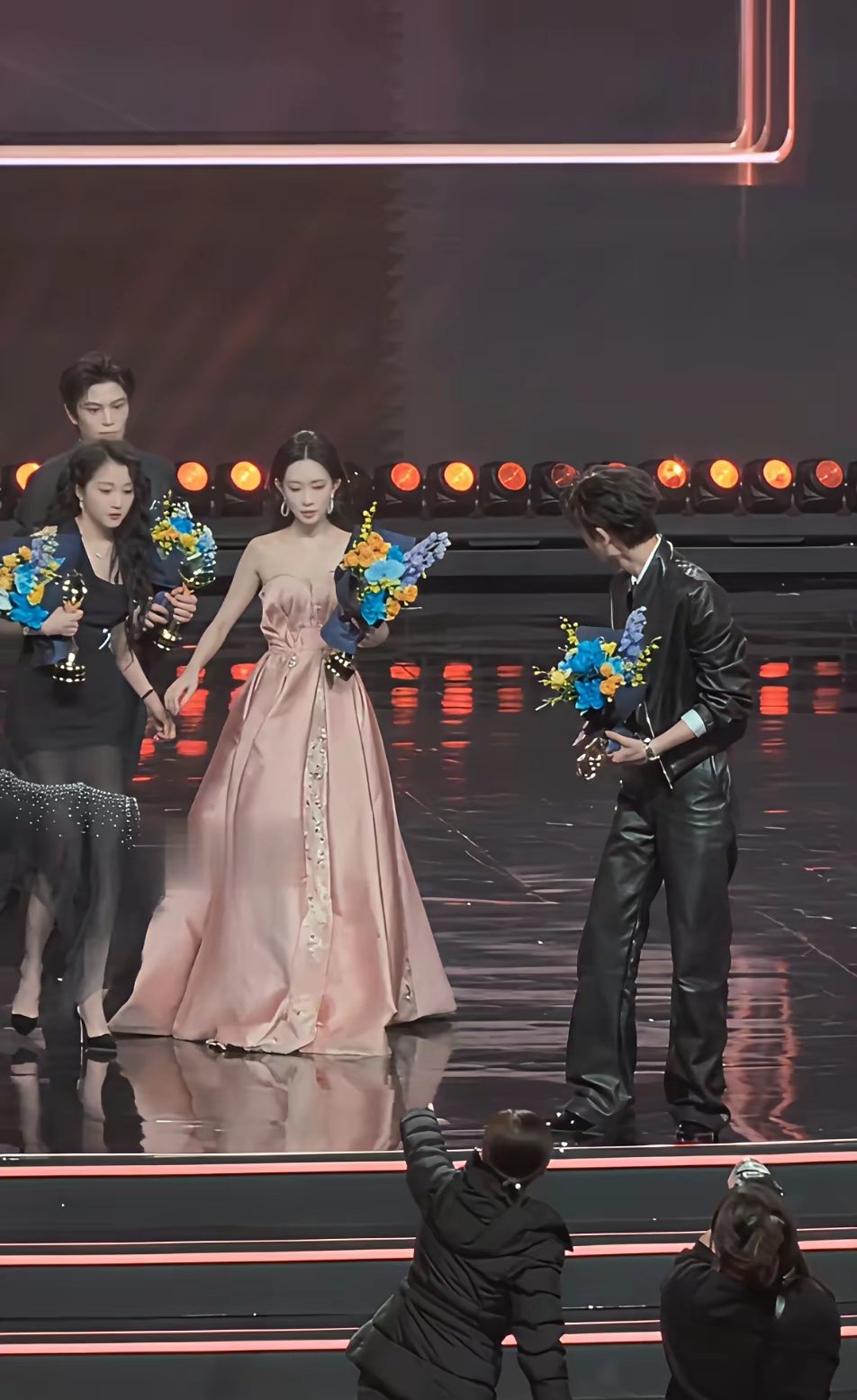 孟子义如此忽视张凌赫，感觉是为好友白鹿出气吧？哪怕不需要张凌赫扶她下楼梯，张凌赫