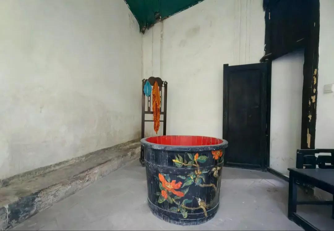 在西式建筑传入以前，中国传统建筑普遍不重视厨房和厕所，其中的设施和装饰都很简陋，