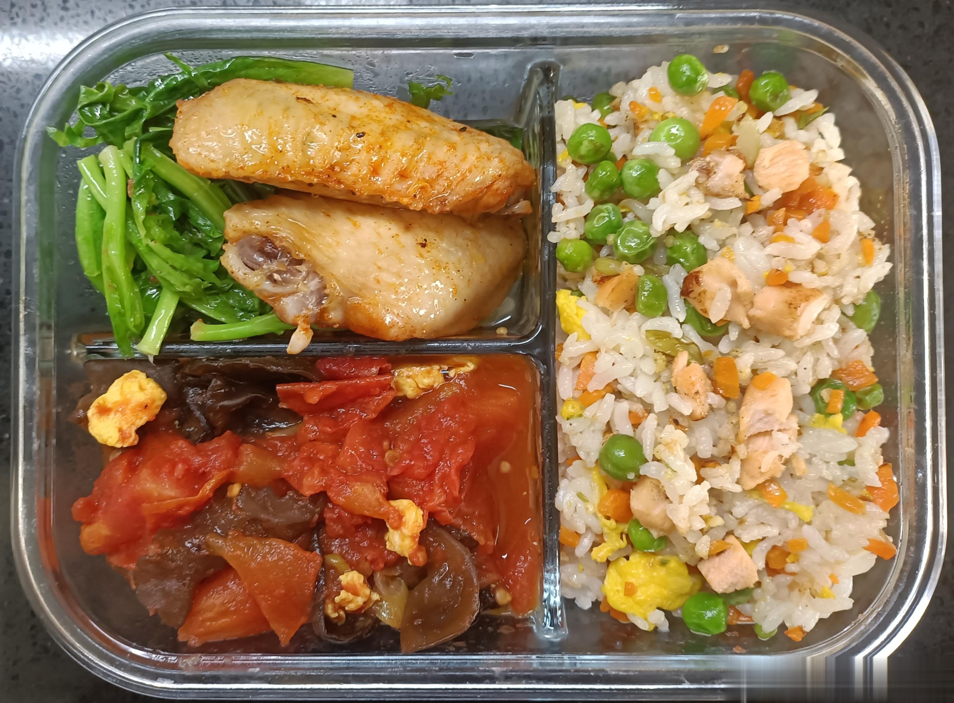 #儿子的午餐##这个问题吃什么# 胡萝卜豌豆三文鱼蛋炒饭，烤翅中，番茄木耳，水油