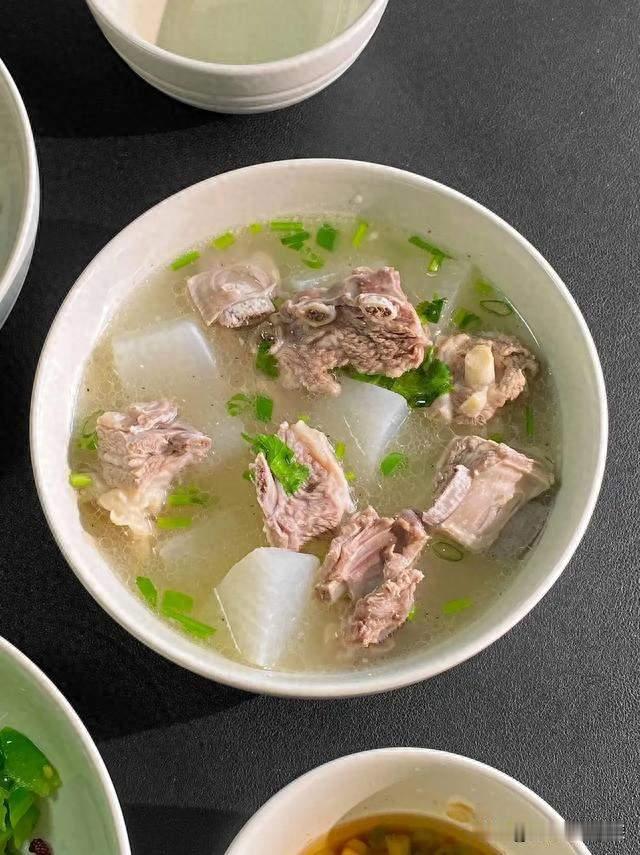 50岁后别乱吃药！菜市场三样宝，常吃头发黑、腰有劲、一觉到天亮