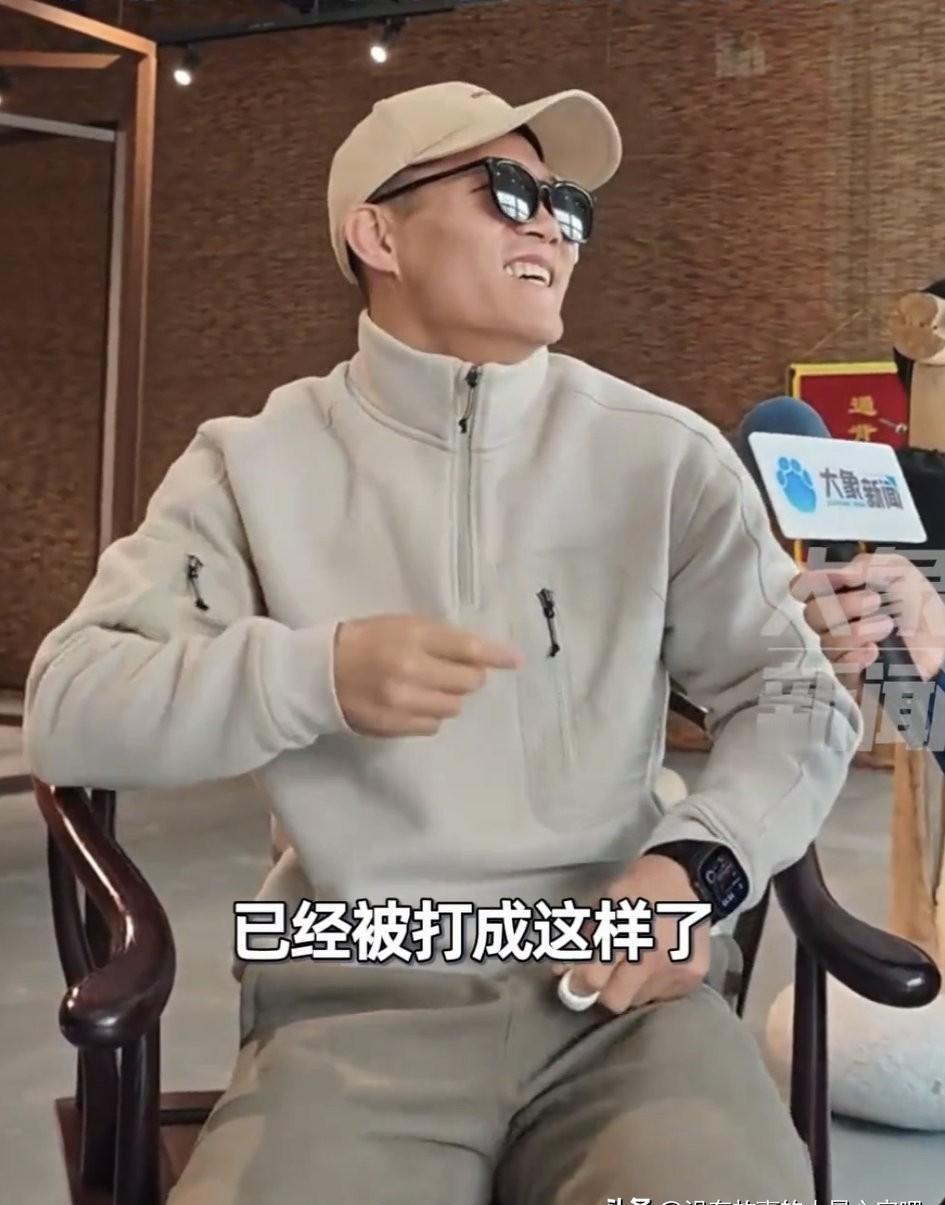 比赛没赢，直播间却炸了。
师傅赵鸿刚蹲在训练场地上，汗还没干，话已经传遍全网。