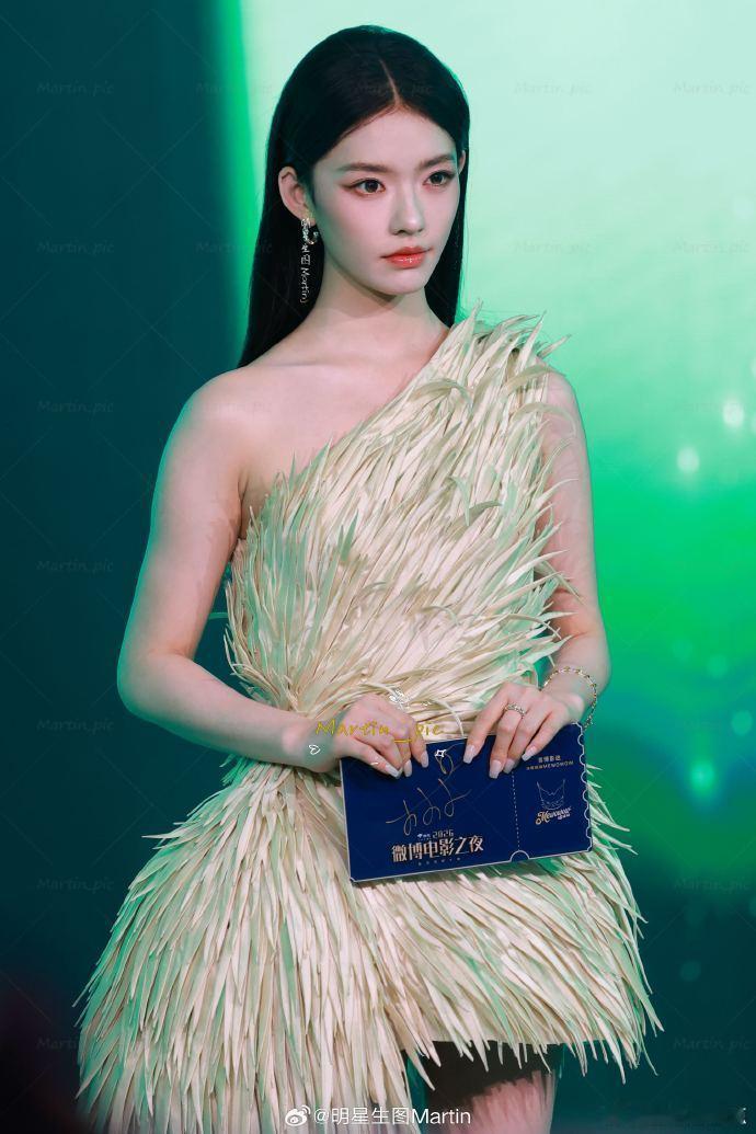 林允斜肩羽毛裙封神 看到这次红毯上面林允斜肩羽毛裙封神，每次的造型都能够美出了新