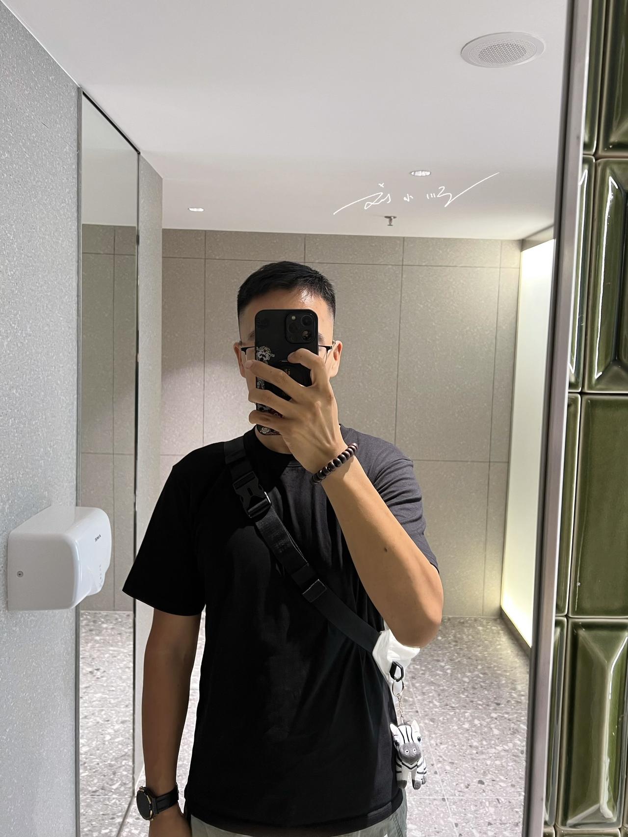 这个世界上最难沟通的人应该就是理发师了，尤其是讲广普的托尼，快理完的时候他问我还