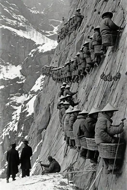 这张照片记录的是19世纪华工在美国内华达山脉“合恩角”修筑铁路的悲壮场景。
　　