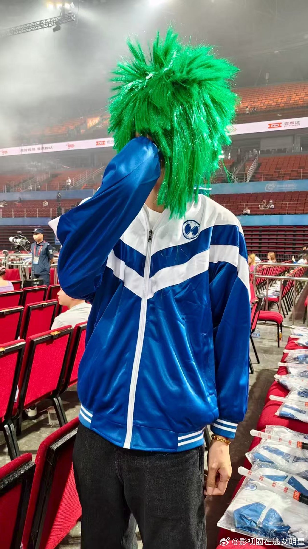 徐良演唱会发校服徐良演唱会发校服 