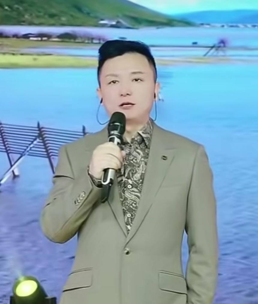 面对有网友留言希望他唱点新歌，九歌表示经典歌曲大家都喜欢就该常唱，因为演唱并非只