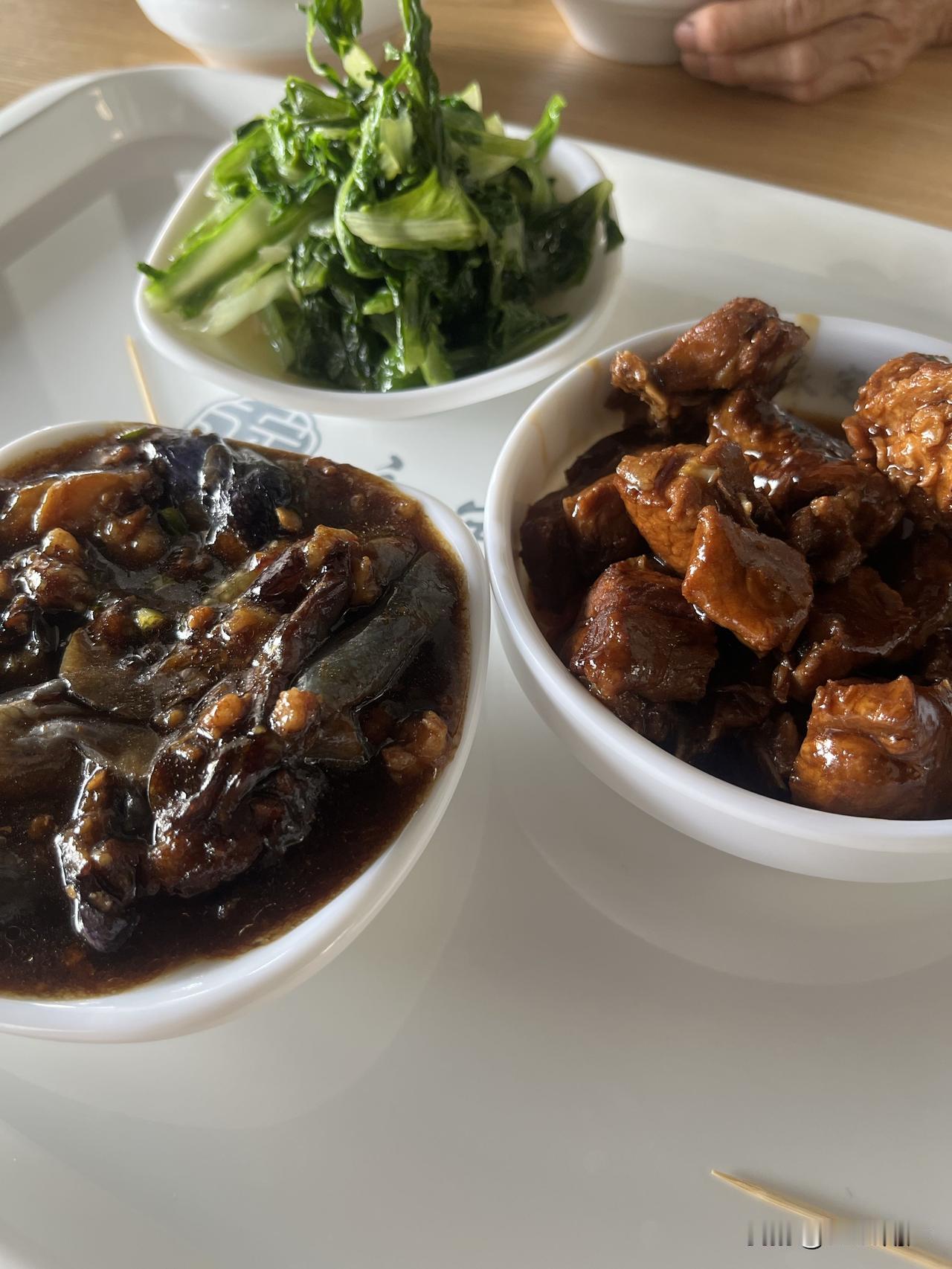 今天中午的快餐，二素一荤菜，21元饭无限续，这店不远处也有一快餐店是称重的，2.
