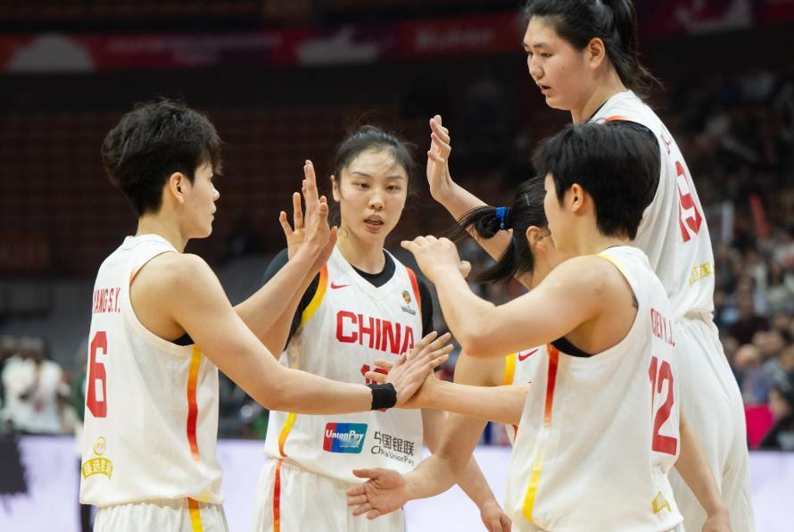 连卫冕冠军美国队打意大利都只赢个位数，中国女篮却狂赢20分！捷克主帅看完全程彻底
