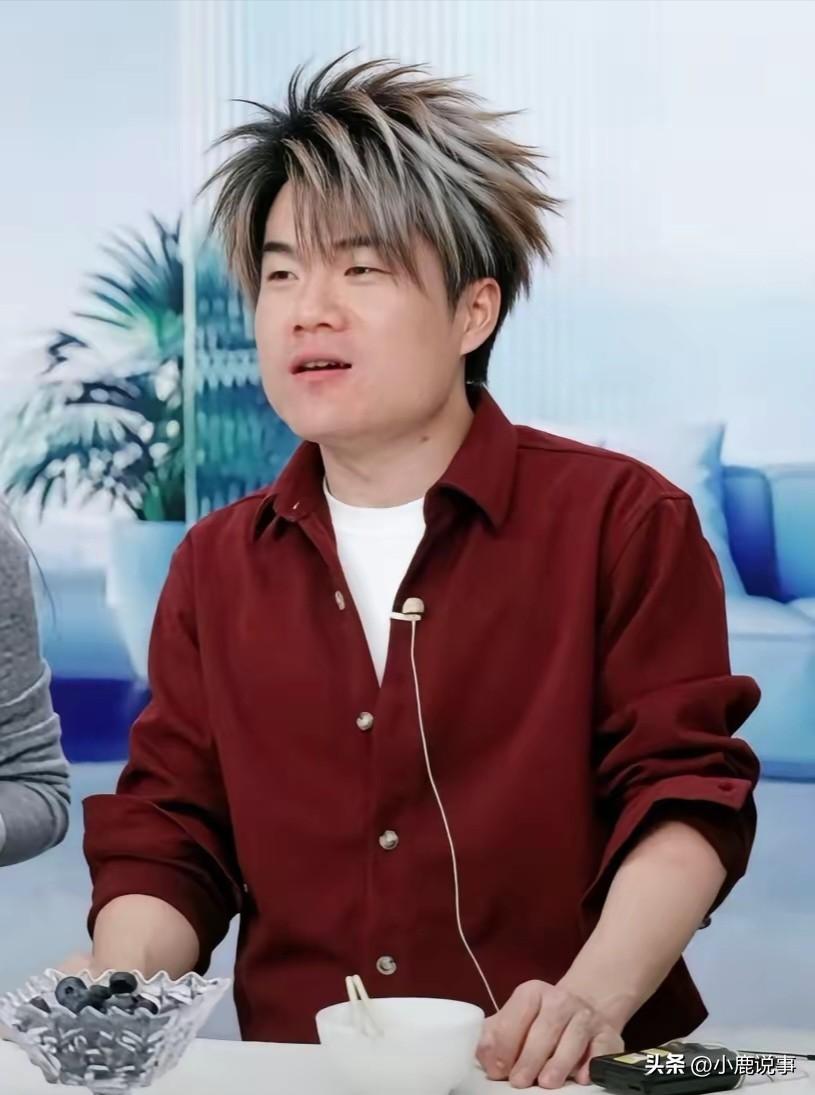 董宇辉一现身直播间，
气氛瞬间就被带活了。几句轻松幽默的话，就让整个屏幕充满欢乐