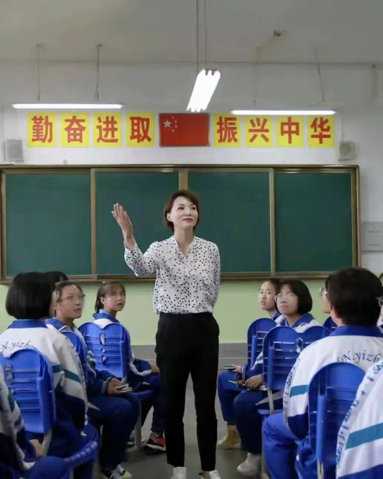 这是2019年，董卿在甘肃会宁，给一所中学的学生讲课的照片。照片中的她一如既往地