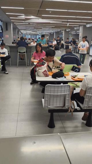 北京网友在餐厅意外偶遇北大的“韦神”:韦东奕！
当时他一个人坐在一边吃着两盘素菜