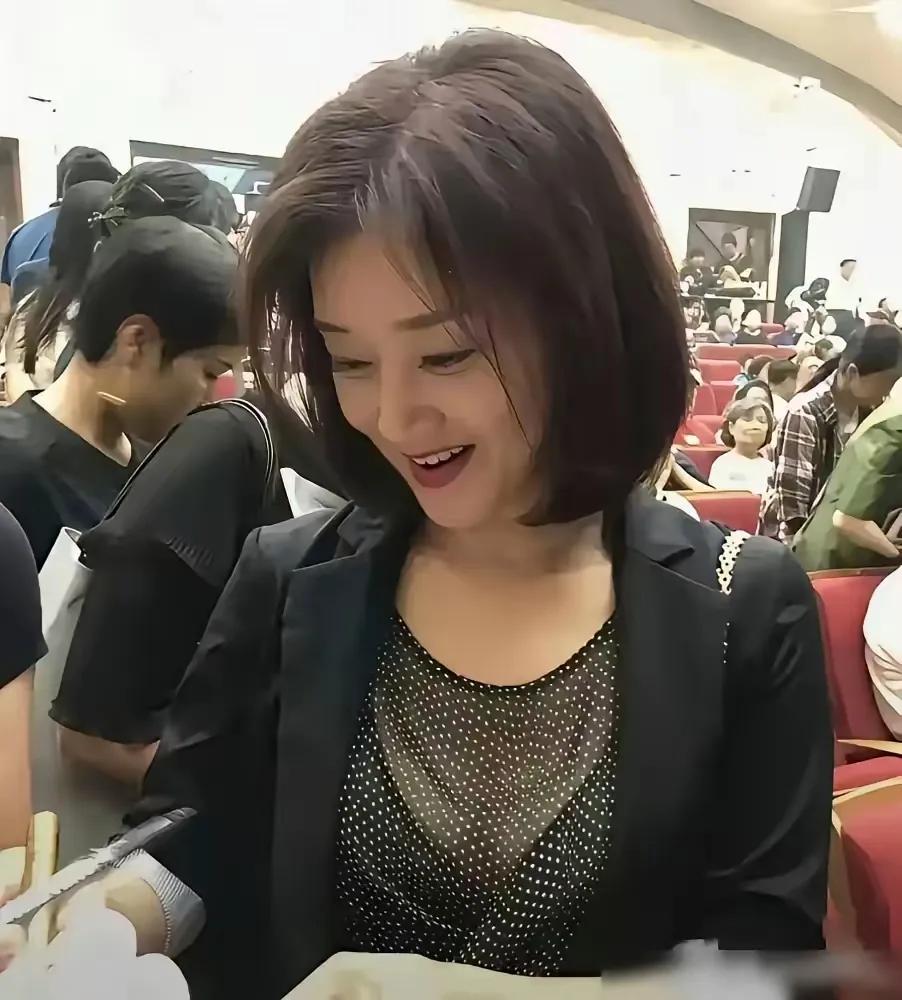 说起宋祖英，很多人第一反应还是台上唱《辣妹子》那股脆亮劲儿。但听圈内朋友聊起她的