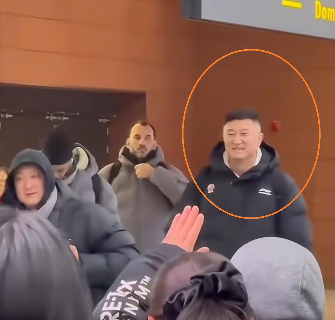 有趣！大量辽宁球迷迎接广东队，看到广东队不断喊口号，杜锋回应太温馨了……
为了准