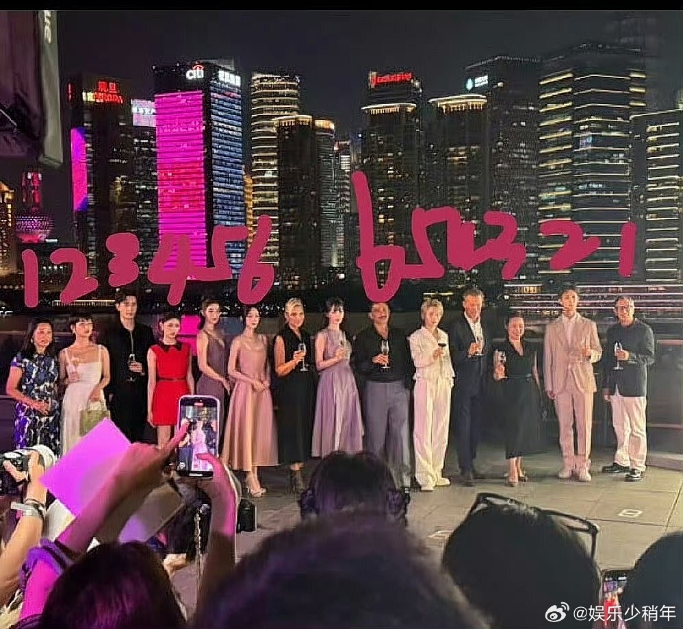 刘雨昕的粉丝疯了吧，也敢和迪丽热巴争！  在昨天的迪奥活动中，迪丽热巴一袭浅紫色