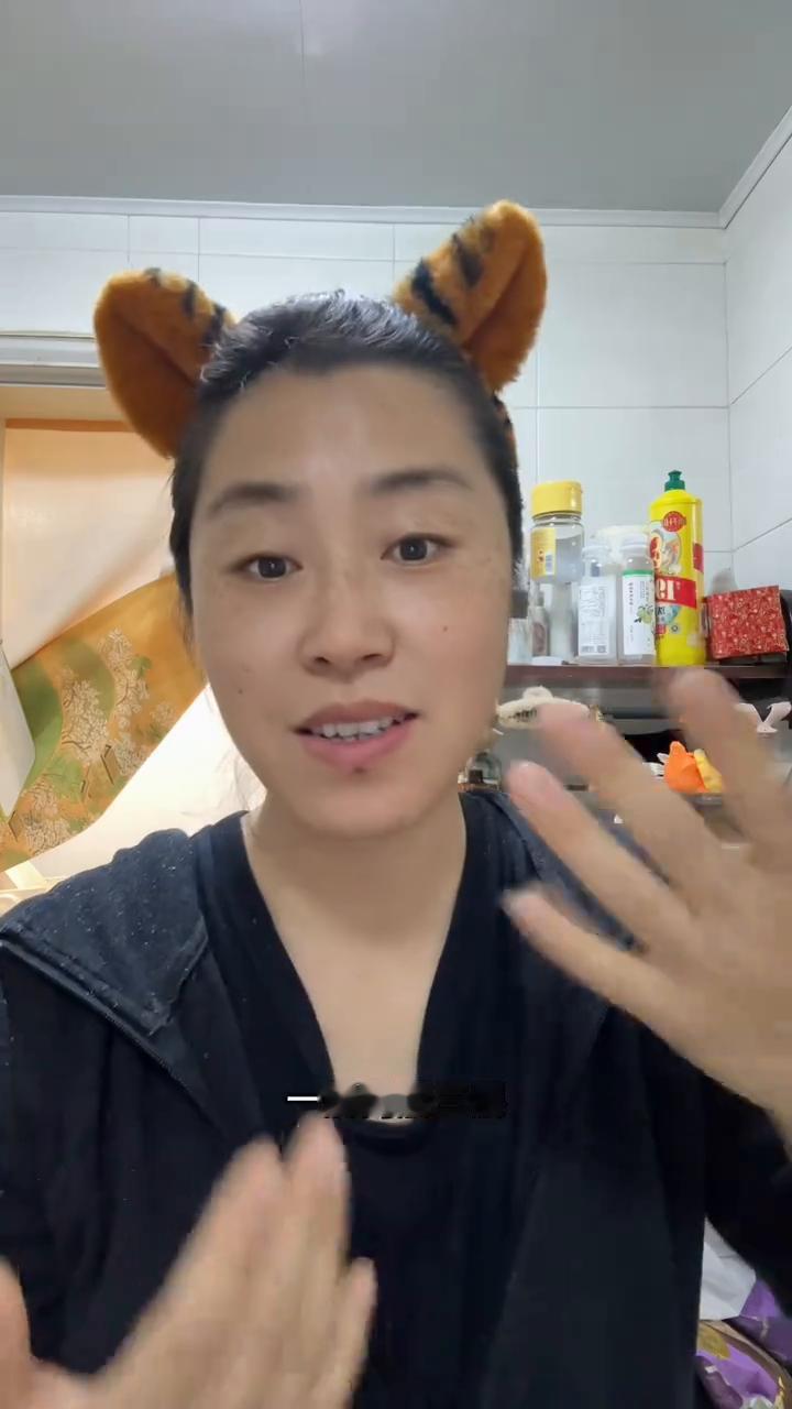 无美颜被误认奶奶的2岁宝妈。
现在带娃每天除了洗脸、刷牙，护肤品保养没时间，给这