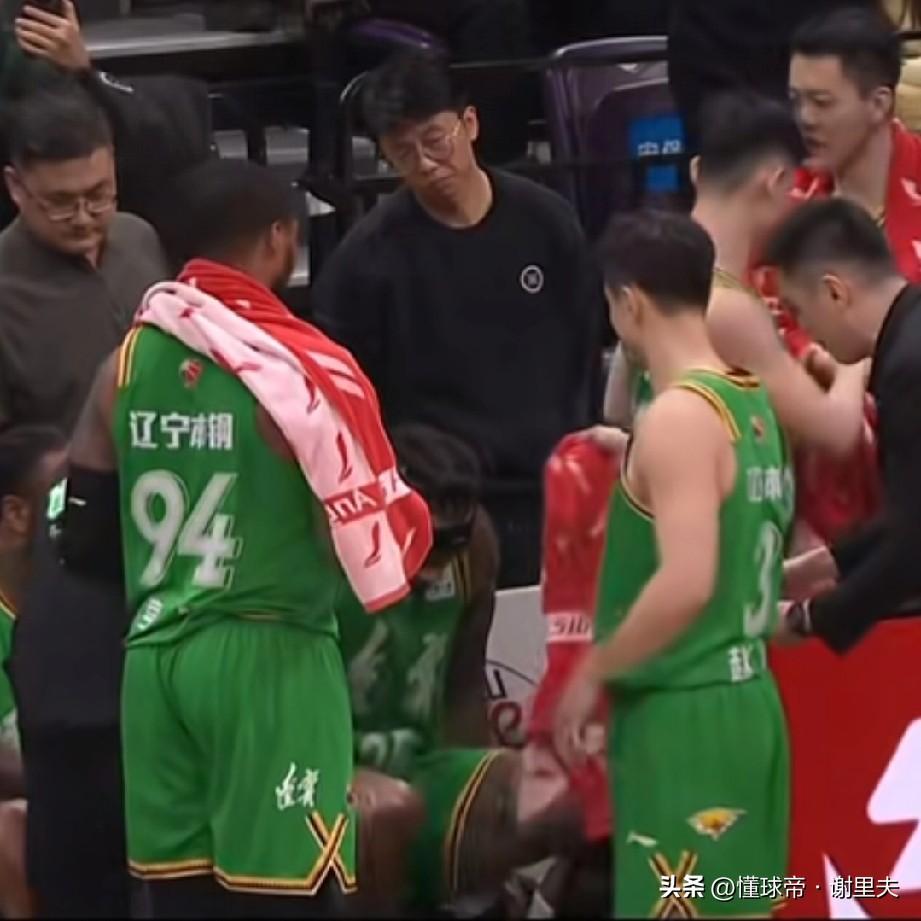 杨鸣是在和管理层抗议嘛！第二节直接单外，动不动就全华班，亨特配手帝这搭配让人无语