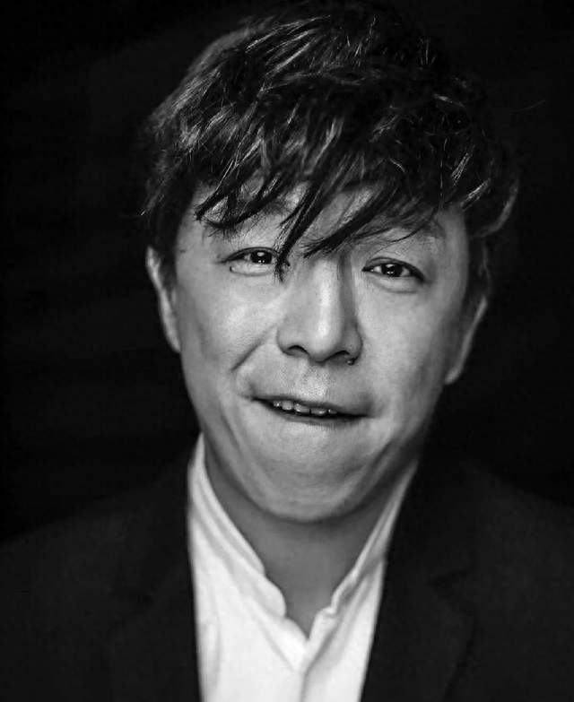 52岁黄渤骑车摔倒骨折住院，一个意外让无数网友心疼