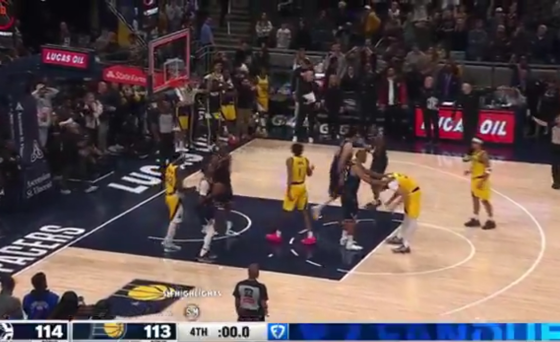 赫夫最后关头两罚不中后沮丧不已巴图姆安慰她：差不多得了，再演就过了nba