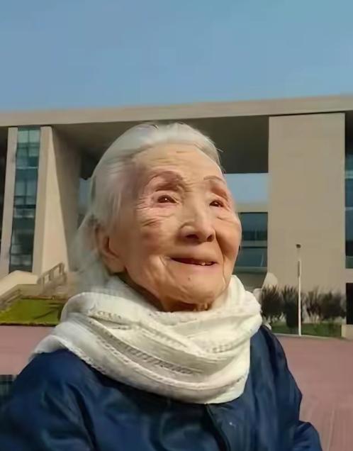 2015年，97岁高龄的“两弹一星”元勋郭永怀夫人李佩，在怀柔中国科学院大学“两