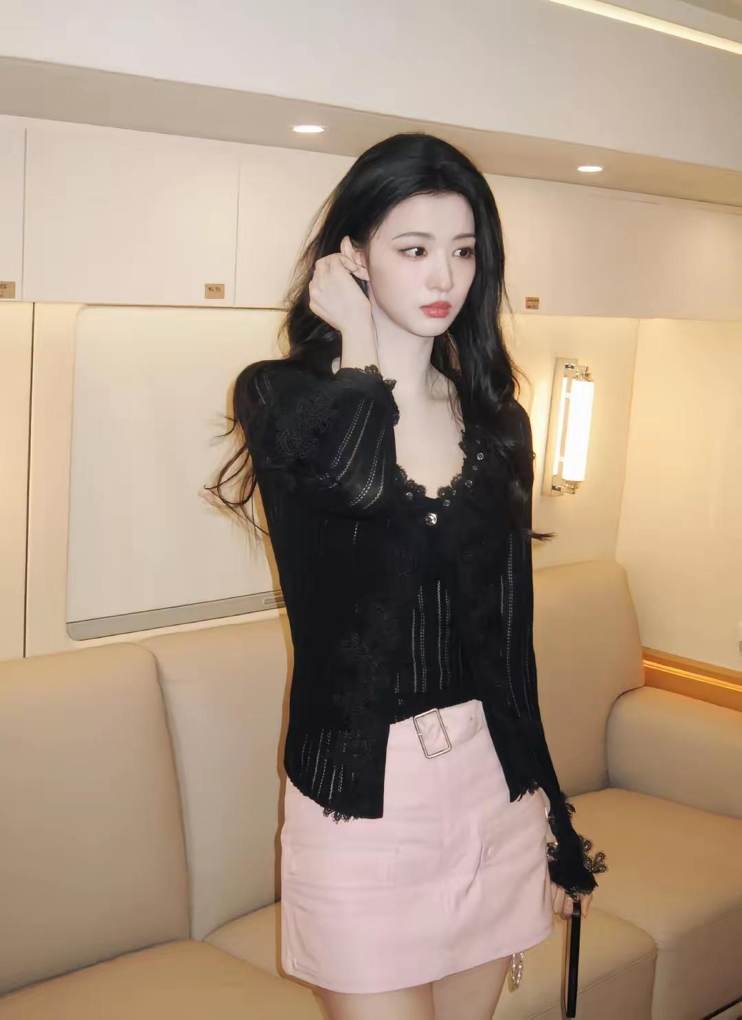 优雅黑纱衫搭配粉裙，尽显都市女性魅力！👗✨买什么颜色的裙子温柔又好看呢? 冰透