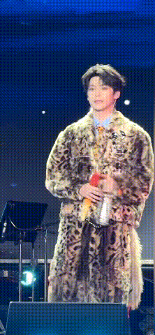 梓渝因为破音向现场的观众和粉丝们道歉了！