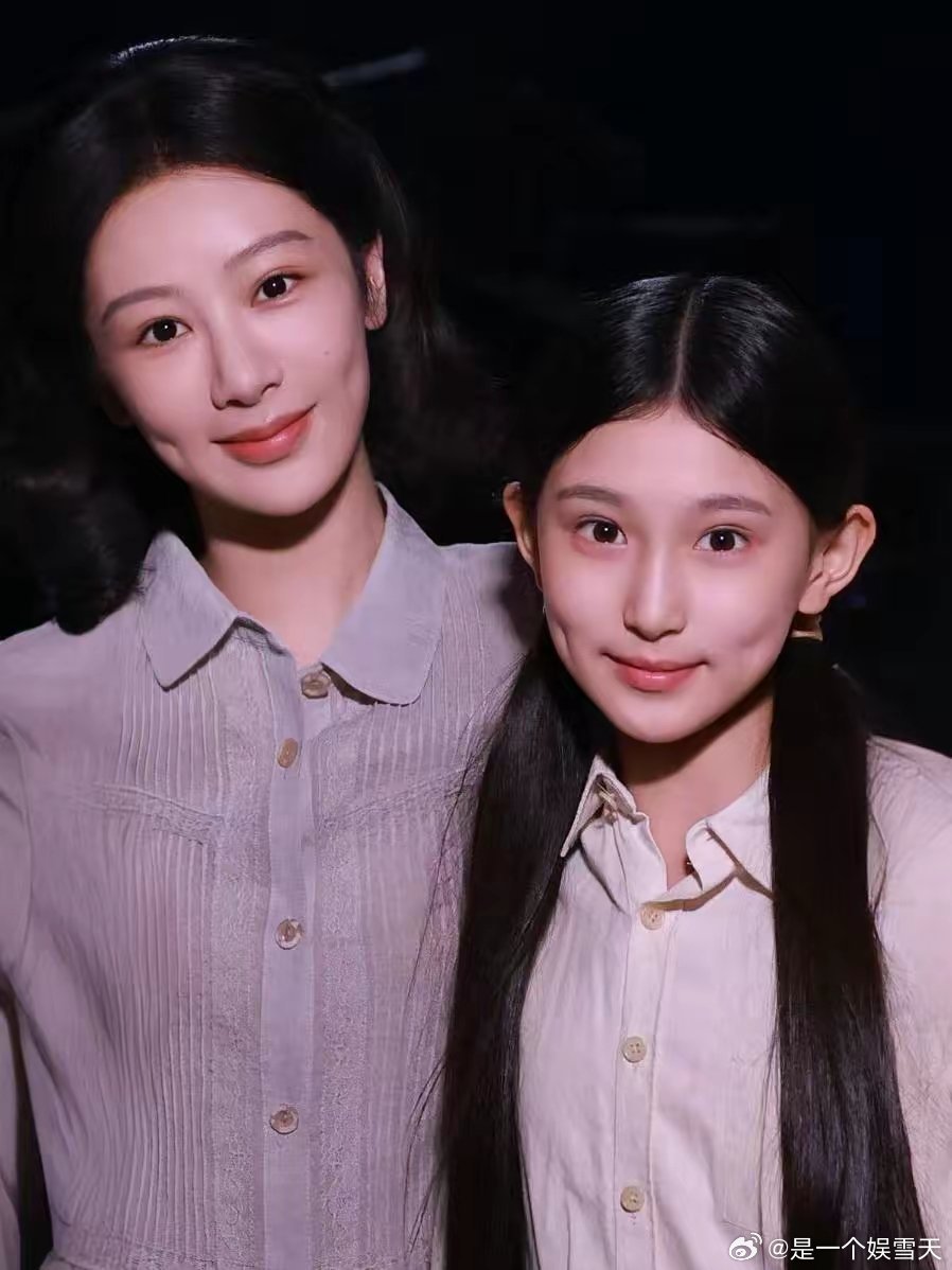 刚查了下杨紫旁边的小女孩，不查不知道，一查吓一跳她叫李美奕冰，现在才12周岁啊最