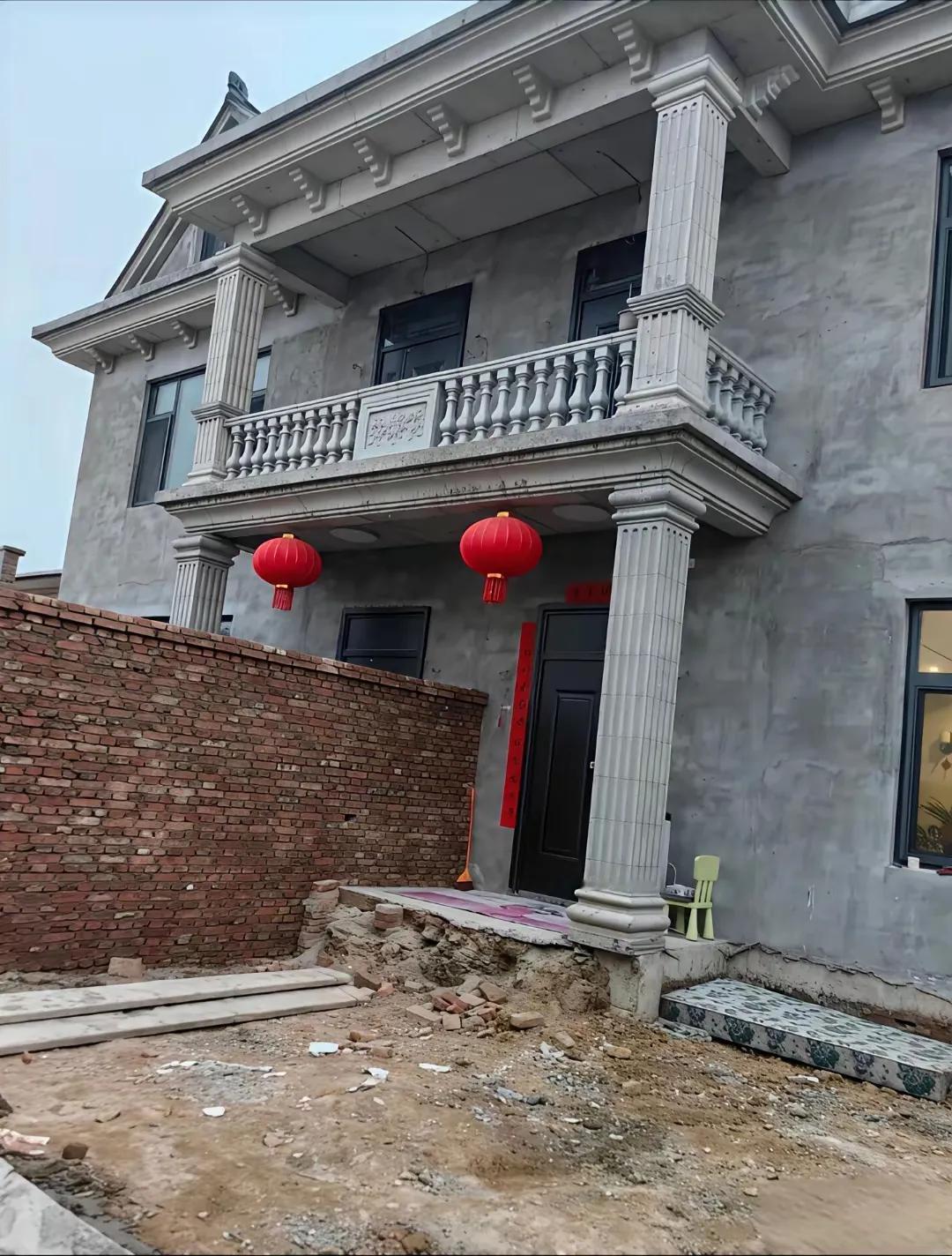 俩兄弟就不该合伙建房，闹成这样太尴尬了！父母在村里都没脸见人了……