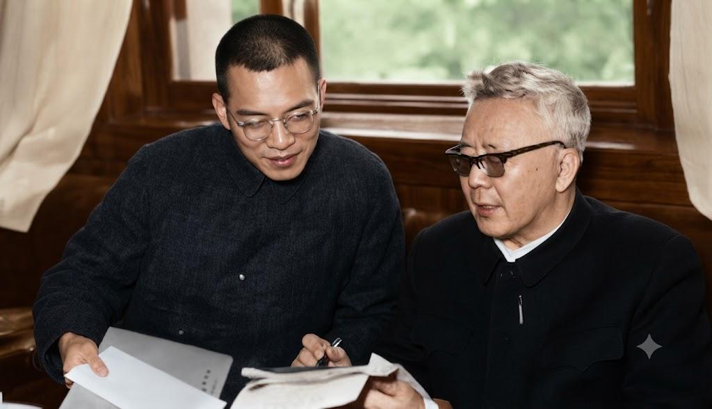 这张照片是华罗庚（右）与陈景润两位中国数学巨匠在一起切磋学问的瞬间。华罗庚戴着黑