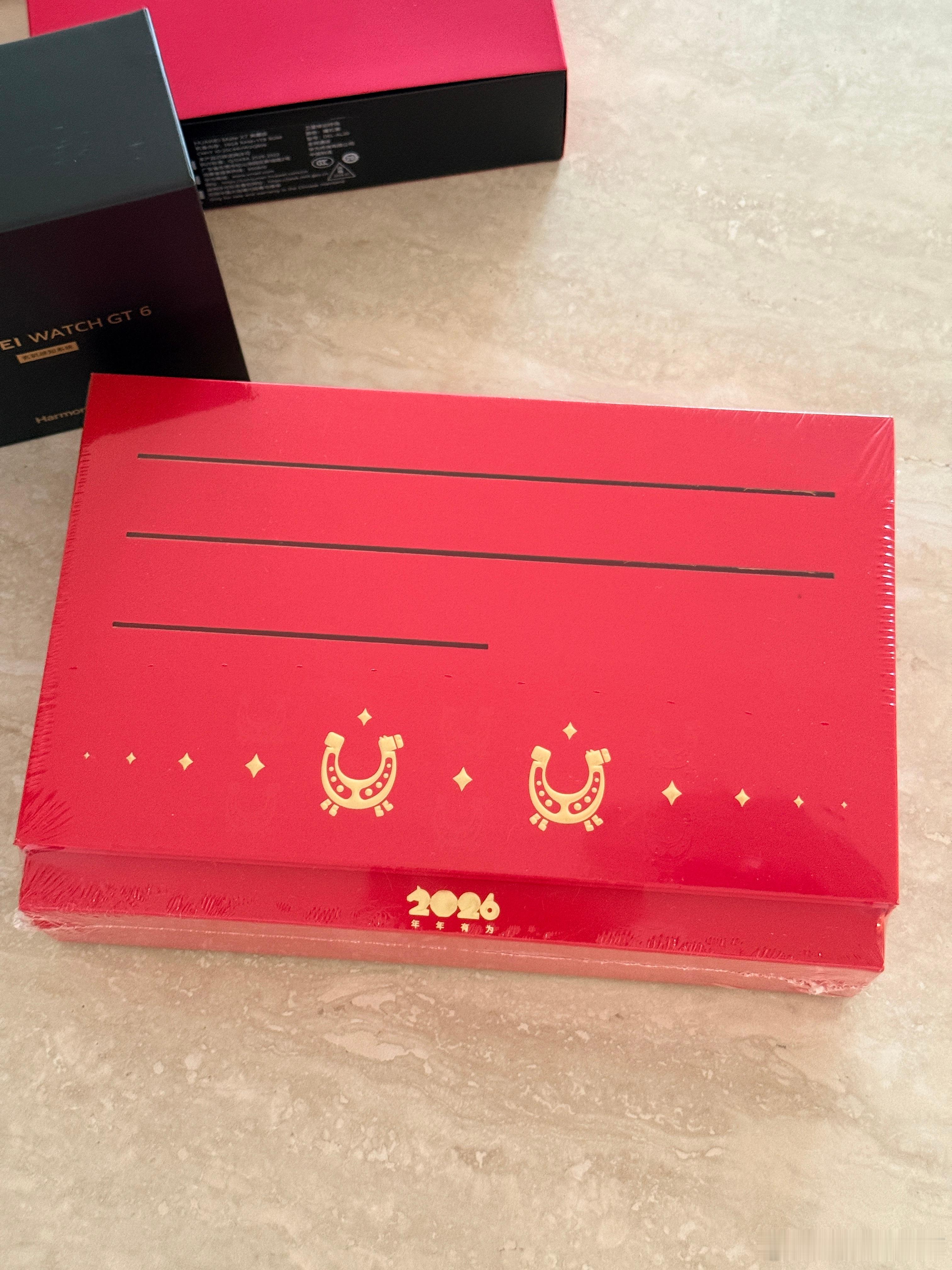 这手机在线下是真难买，哎…多了不说了，看p1你们应该就懂了。p2这个华为台历是送