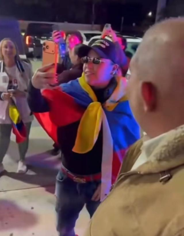 下跪吧！委内瑞拉，你的同胞出卖了你们
 
当美150架飞行器组成的编队低空掠过加