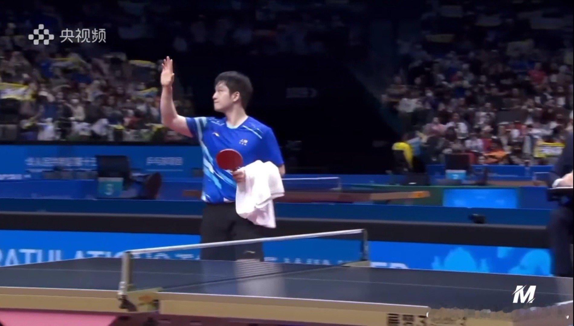 看樊振东打球不但是技术上，更是精神上的满足。落后时冷静，领先时沉着，压力一发千钧