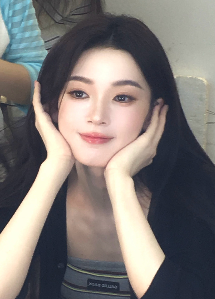 陈瑶嘟嘴好萌这波营业甜度直接超标了好吧 陈瑶对着镜头嘟嘴卖萌的样子软得像甜妹，和