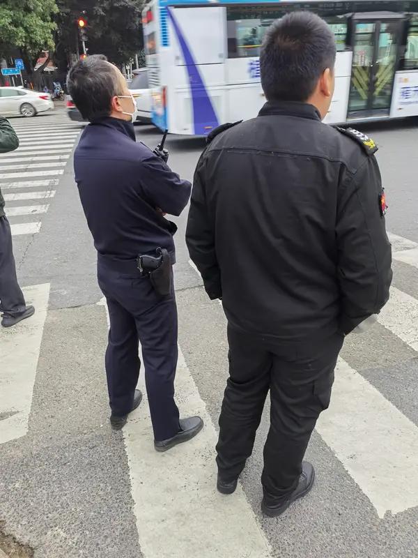 男子吃霸王餐后续：指着民警胸口叫嚣，不给钱能咋地，被当场带走
这名男子的嚣张行径