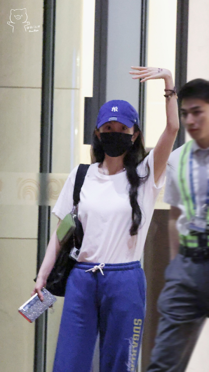 杨幂露腰露背线条感穿搭介绍这套造型走酷飒性感的运动辣妹风，利落又充满力量感，将精