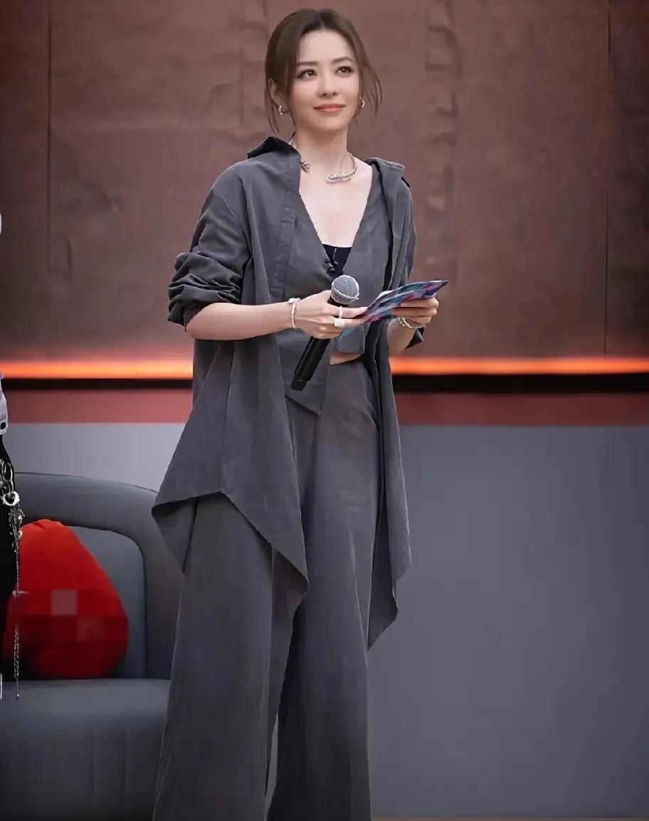 职场女生可以学学张靓颖这套同色系穿搭！
一身高级灰，不用费心去想配色。
长款开衫
