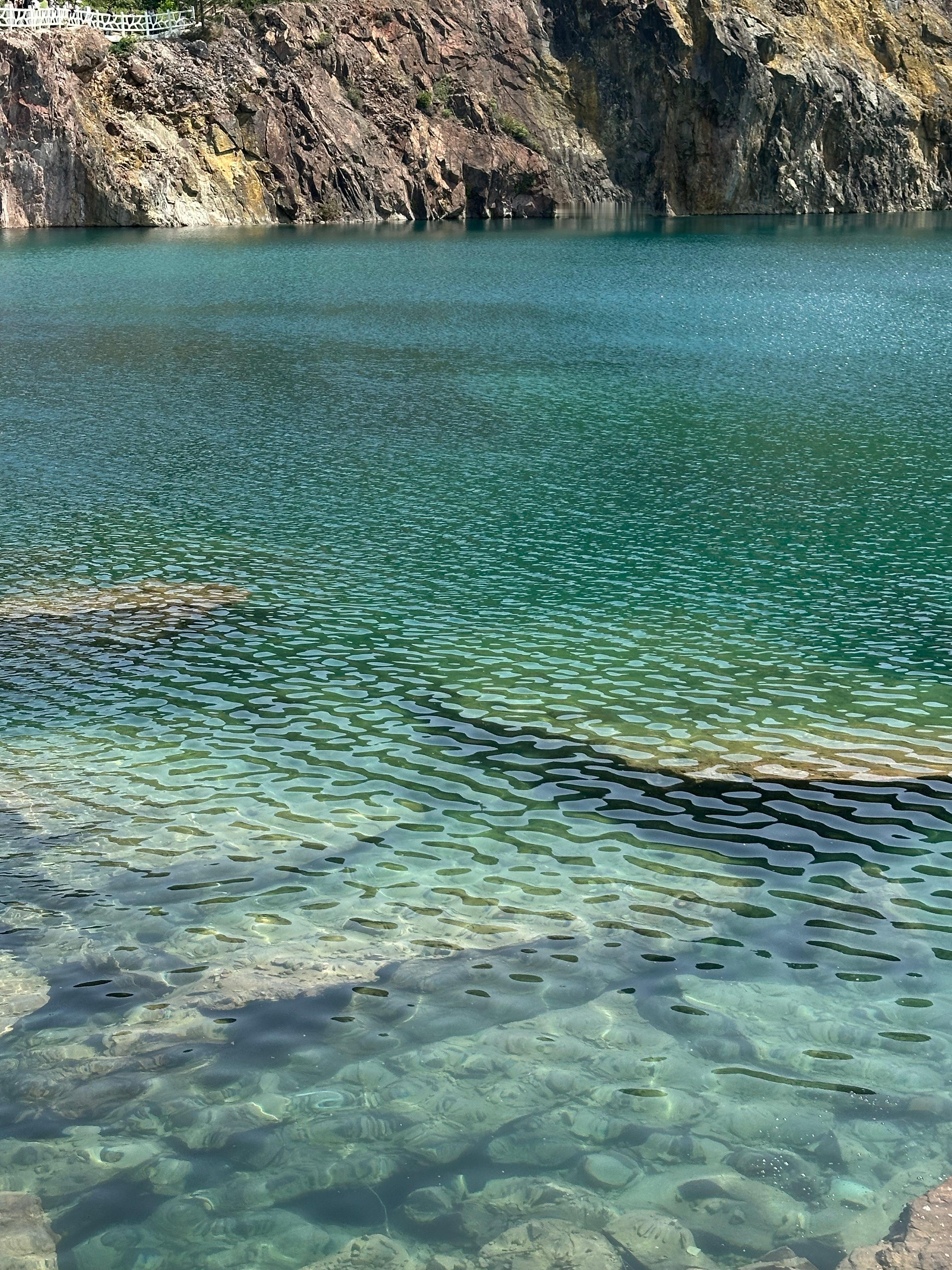 晴天的翡翠湖直接美成了油画！阳光一照，湖水清透得不像话，蓝绿渐变的水面像一块被擦