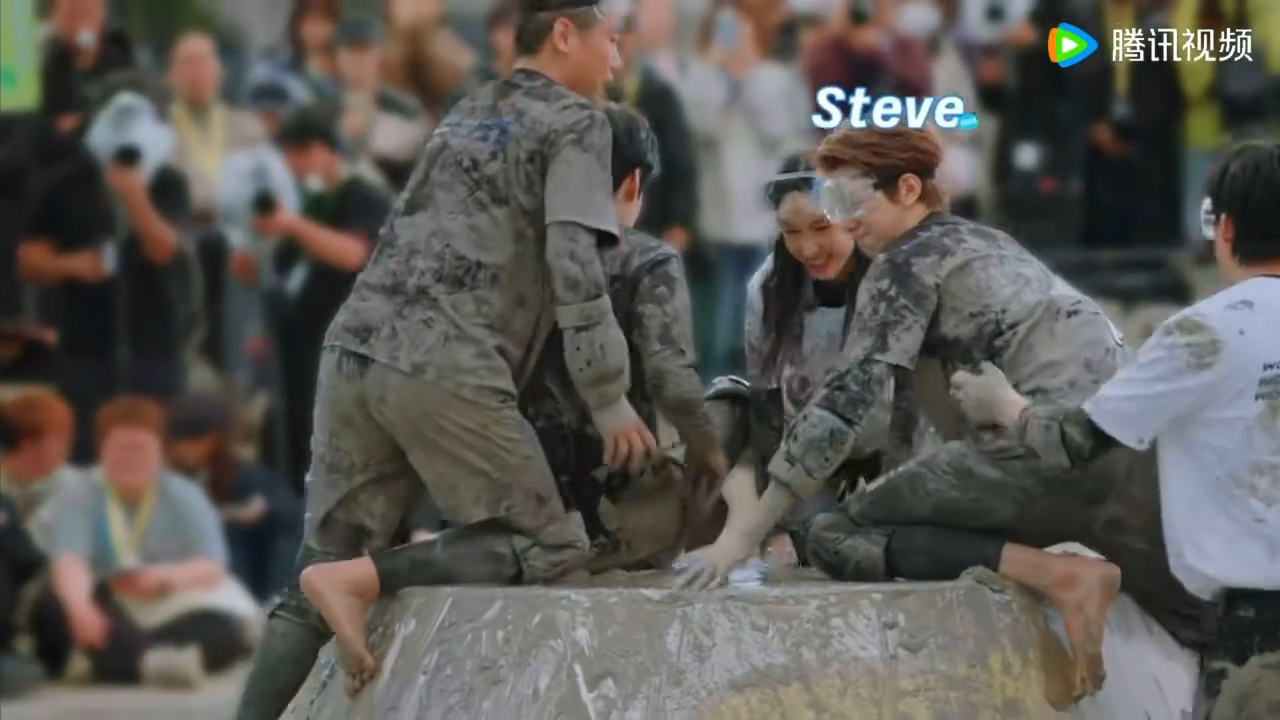 泥潭显眼包林一Steve即便多次冲击高台都没能取得核心优势，林一依旧积极往返泥潭