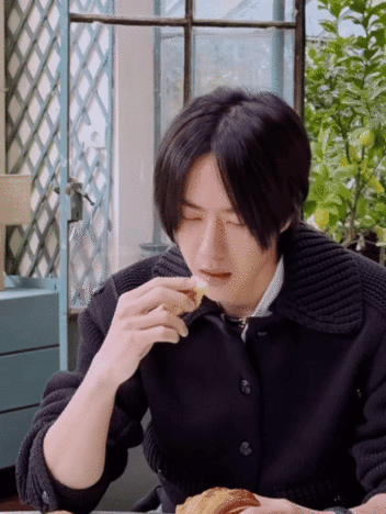 王一博扔面包摊手这下 王一博又有新表情包了 ​​​