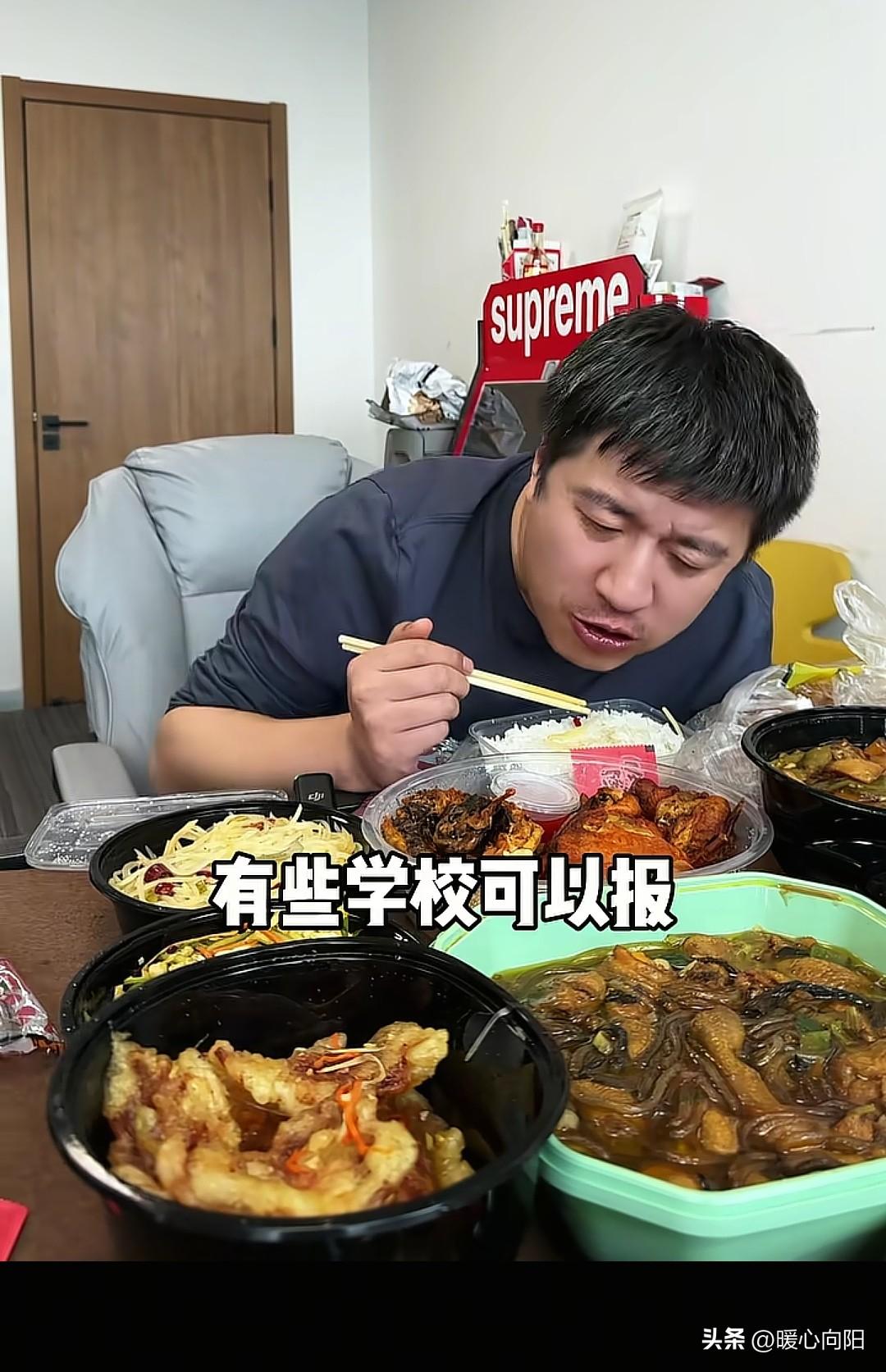 这是张雪峰老师一边直播一边为学生讲解填报志愿情况，他为多少个底层家庭的孩子指明了