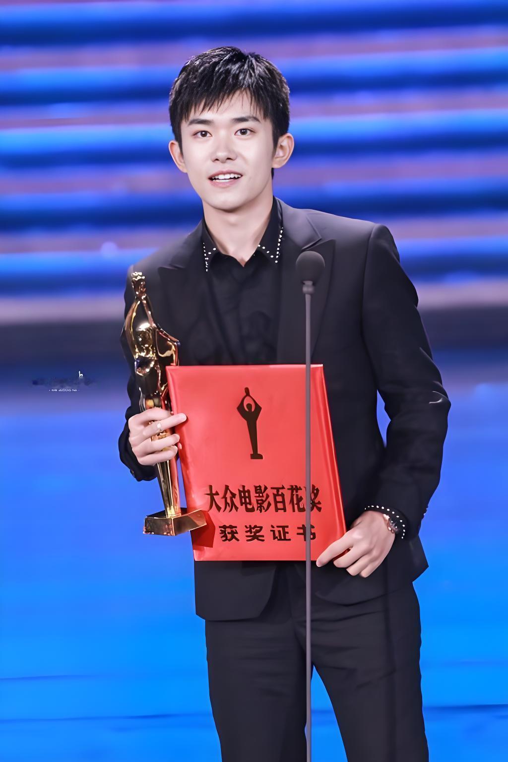 恭喜易烊千玺，成为中国影史首位金鸡、百花双料影帝00后演员

恭喜易烊千玺，凭借